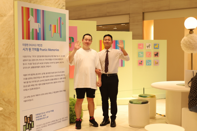 부산문화회관과 커넥트현대가 손잡고 ‘아트 워크 프로젝트’를 선보이고 있다. 사진은 커넥트현대 부산에서 2차 전시를 선보이고 있는 이창헌(왼쪽) 작가와 기획자로 참여한 예술협회 아이테르 공명성 대표. 아이테르 제공