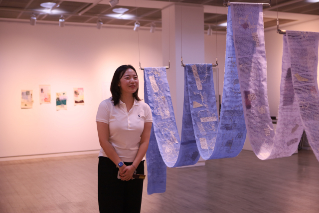 부산시민회관 전시장에서 만난 신지원 작가. 아이테르 제공