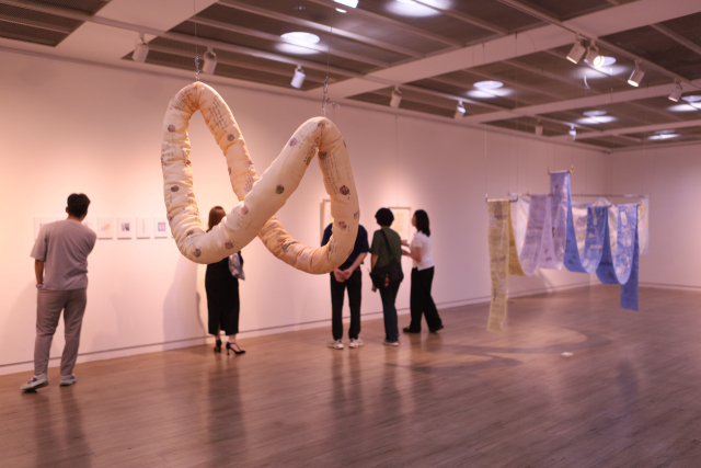 부산문화회관과 커넥트현대가 손잡고 ‘아트 워크 프로젝트’를 선보이고 있다. 사진은 부산시민회관 전시장 설치 전경. 아이테르 제공