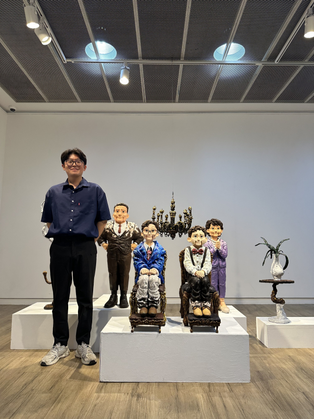 부산시민회관 전시장에서 만난 공로경 작가. 김은영 기자 key66@