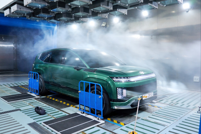 현대차기아 남양연구소 내 환경시험동 강설챔버에서 전기차 ‘아이오닉 9’ 차량에 강설 시험을 하는 모습.현대차그룹 제공