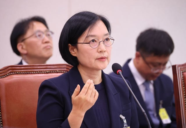 한성숙 중소벤처기업부 장관이 지난 15일 당시 후보자였을 때 국회 산업통상자원중소벤처기업위원회 전체회의에서 열린 인사청문회에서 의원 질의에 답변하고 있다. 연합뉴스