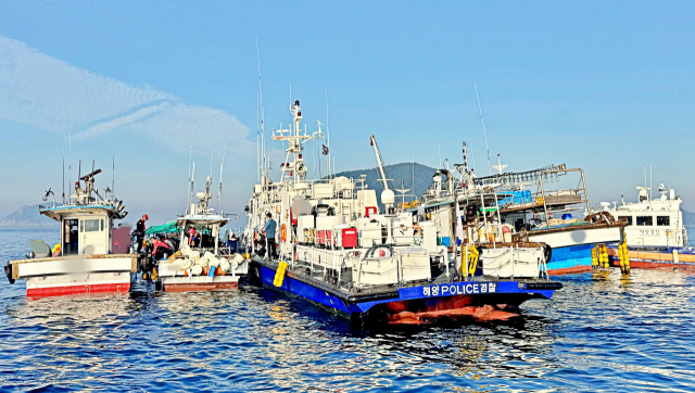 24일 오전 6시 29분 통영시 오곡도 북방 0.5해리 해상에서 19t급 어획물운반선과 3.27t급 연안통발어선이 충돌했다. 통영해양경찰서 제공