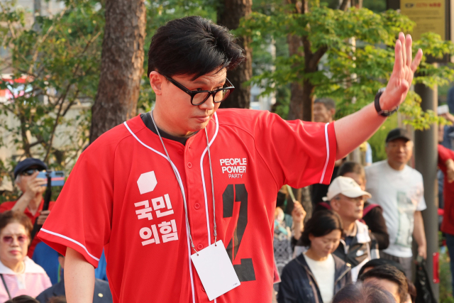 국민의힘 한동훈 전 대표가 26일 서울 도봉구 방학사거리에서 열린 국민의힘 김문수 대선 후보의 집중유세에서 김 후보 지지를 호소하고 있다. 연합뉴스