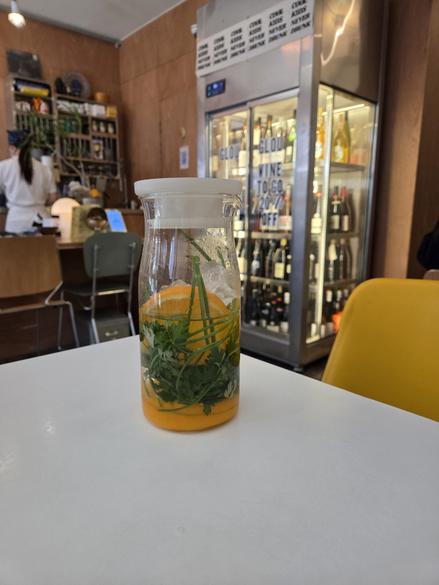 식감을 돋우기 위해 파슬리와 오렌지를 넣어 물이 제공된다.