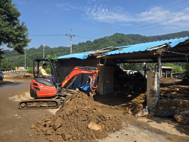 24일 오전 경남 산청군 산청읍 병정마을에서 경북 산불 피해 주민인 박주혁(53) 씨가 소형 굴착기로 토사를 걷어내고 있다. 강대한 기자