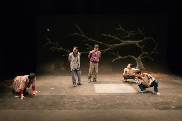 제60회 백상예술대상 젊은연극상을 받은 극단 코너스톤의 ‘요새는 아무도 하려 하지 않는 그, 윷놀이’가 펼쳐지고 있다. 거창군 제공