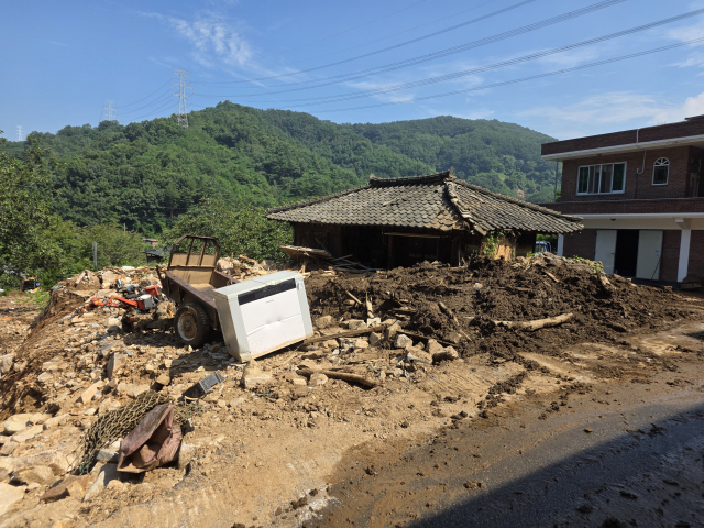 24일 오전 경남 산청군 산청읍 병정마을에 주택이 산사태 피해로 토사가 쌓여 있다. 강대한 기자