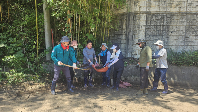 양산시의회가 24일 산청군을 찾아 침수 피해지역에 대한 복구를 돕고 있다. 양산시의회 제공