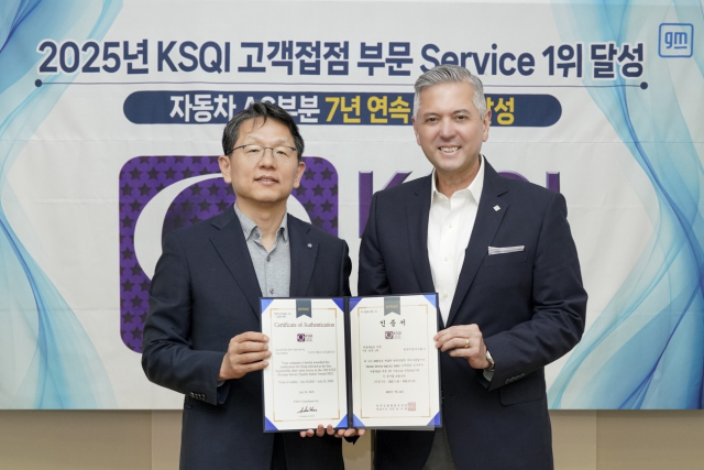 ‘2025 한국산업 서비스품질지수(KSQI)’ 고객접점 조사 자동차 AS 부문 7년 연속 1위 달성 기념 행사에서 GM 한국사업장 헥터 비자레알(오른쪽) 사장과 한국능률협회컨설팅 한상록 CQO가 포즈를 취하고 있다.GM 한국사업장 제공