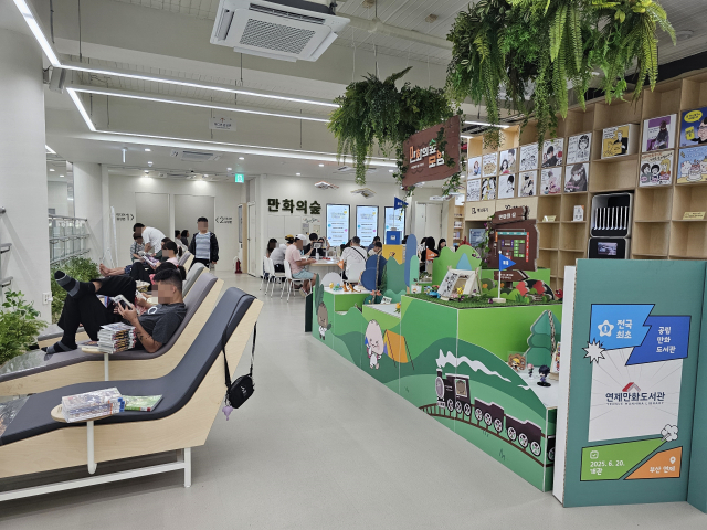 2층 ‘만화의 숲’에서 가장 인기 있는 곳은 사진 왼쪽 베드 열람석이다. 피서지에서 흔히 볼 수 있는 선베드 모양 의자에서 의자에서 편안하게 만화책을 감상하면 근심이 날아간다.