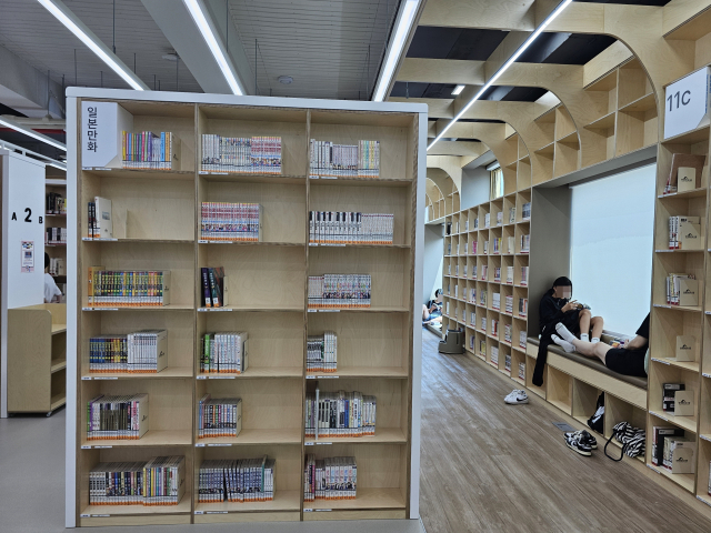 2층에선 한국 일본 등 전 세계 만화를 볼 수 있다.
