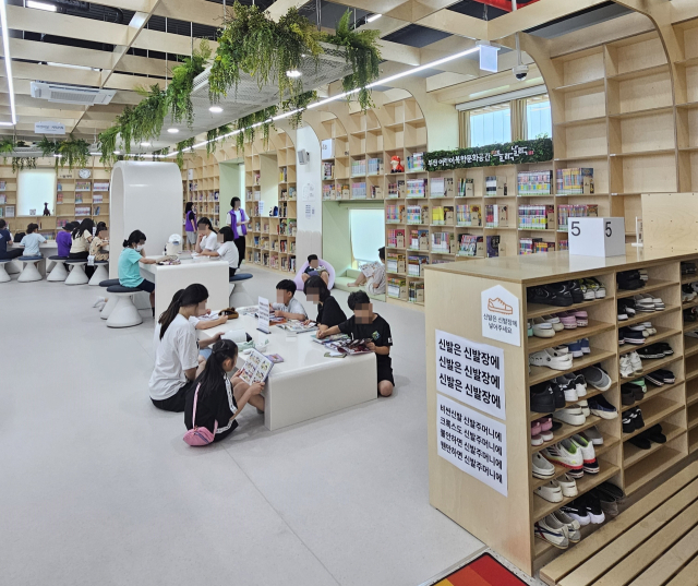 신발을 벗고 입장할 수 있는 어린이실 공간.