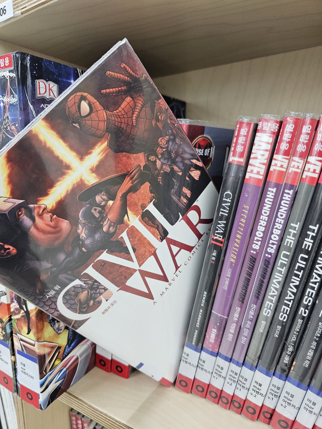 배트맨, 어벤져스 등 영화로 익숙한 콘텐츠들의 원작 만화 번역판을 감상할 수 있다. 열람은 자유롭게 할 수 있지만, 대출은 전자책 형태로만 가능하다.