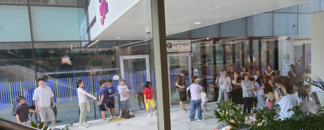 지난 13일 오전 9시께 연제만화도서관 입구에 방문객이 몰려 있다. 좋은 자리를 잡기 위한 ‘오픈런’ 현상이 연일 이어지고 있는 상황이다. 연제만화도서관 제공
