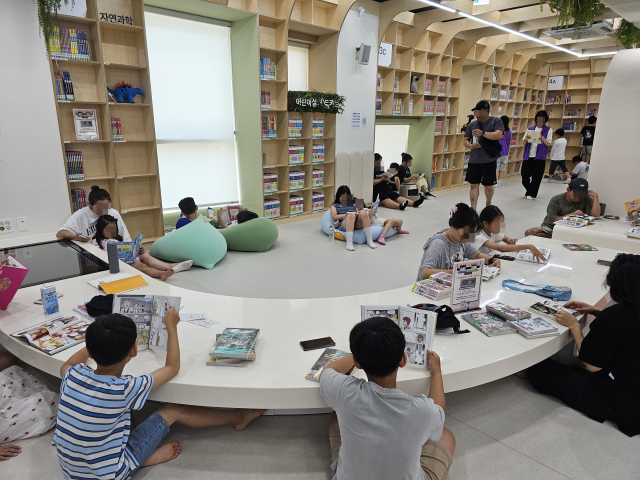 어른 아이 할 것 없이 옹기종기 앉아 만화책을 읽는 평화로운 모습은 연제만화도서관에서만 볼 수 있다.
