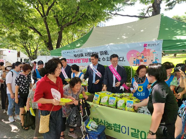 부산시가 처음으로 지정 기부 방식으로 고향사랑기부금을 모금한다. 사진은 지난해 9월 부산시청 직거래장터에서 부산시가 방문객에게 고향사랑기부제를 홍보하는 모습. 부산시 제공