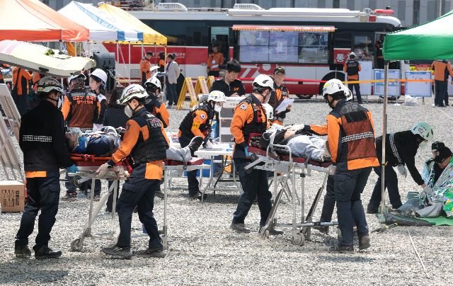 부산시가 처음으로 지정 기부 방식으로 고향사랑기부금을 모금해 노후 119 구급장비 교체 등에 활용할 계획이다. 사진은 지난 4월 부산 영도구 한국해양대에서 부산소방재난본부가 주관한 다수사상자 발생 재난 대비 구급대응훈련 모습. 부산일보DB