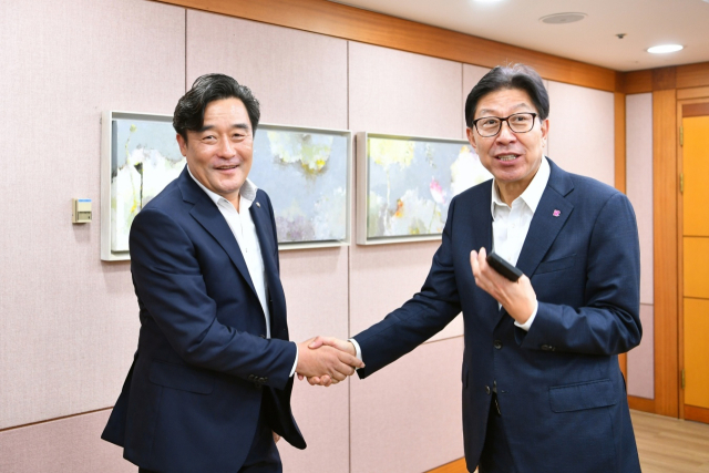 박형준(왼쪽) 부산시장과 국민의힘 정동만 신임 부산시당위원장이 24일 부산시청 의전실에서 진행된 상견례에 앞서 악수를 하고 있다. 부산시 제공