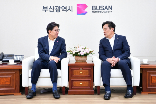 박형준(왼쪽) 부산시장과 국민의힘 정동만 신임 부산시당위원장이 24일 부산시청 의전실에서 상견례를 가졌다. 부산시 제공