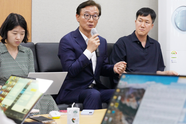 전재수 해양수산부 장관은 24일 취임식 직후 정부세종청사 해수부 기자실을 방문해 해수부 부산 이전과 북극항로 등을 주제로 간담회를 가졌다. 해수부 제공