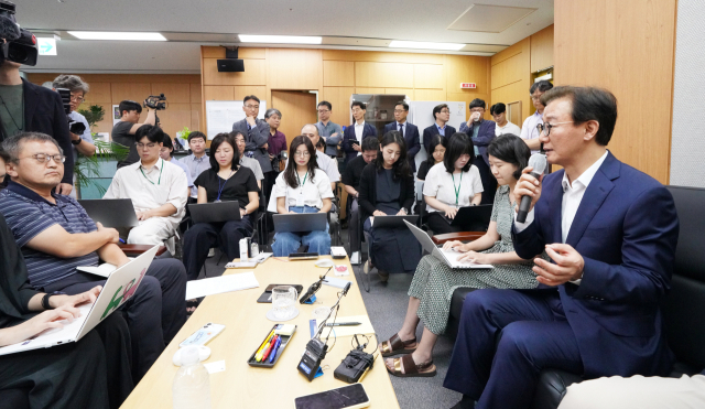 전재수(오른쪽) 해양수산부 장관은 24일 취임식 직후 정부세종청사 해수부 기자실을 방문해 해수부 부산 이전과 북극항로 등을 주제로 간담회를 가졌다. 해수부 제공