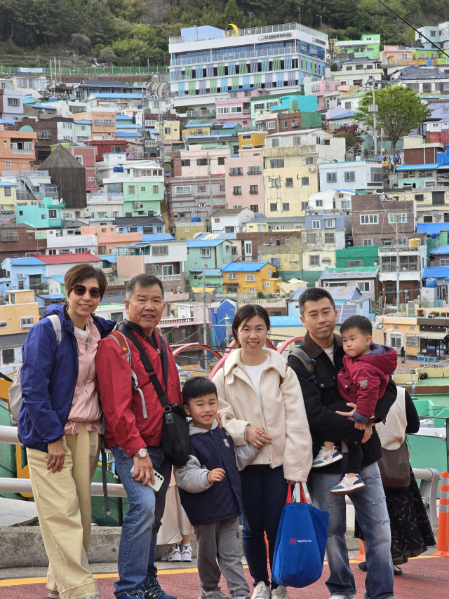 대만 관광객들이 부산 관광지를 즐기는 모습. 로컬트래블랩 제공