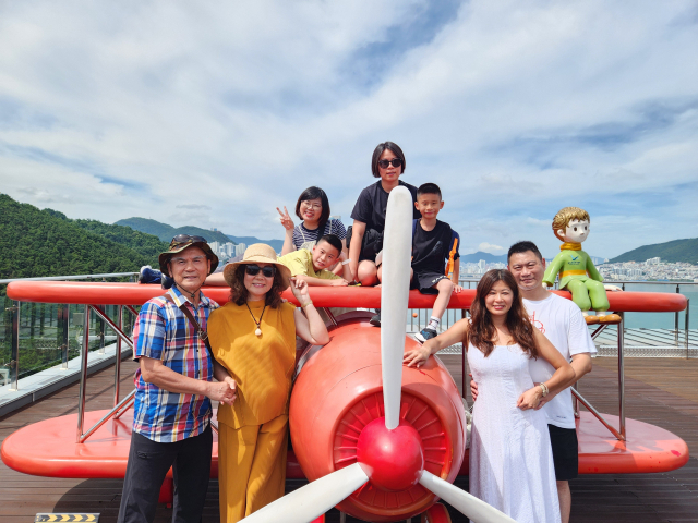 대만 관광객들이 부산 관광지를 즐기는 모습. 로컬트래블랩 제공