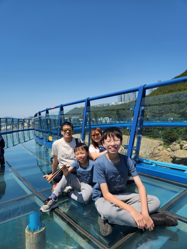 대만 관광객들이 부산 관광지를 즐기는 모습. 로컬트래블랩 제공