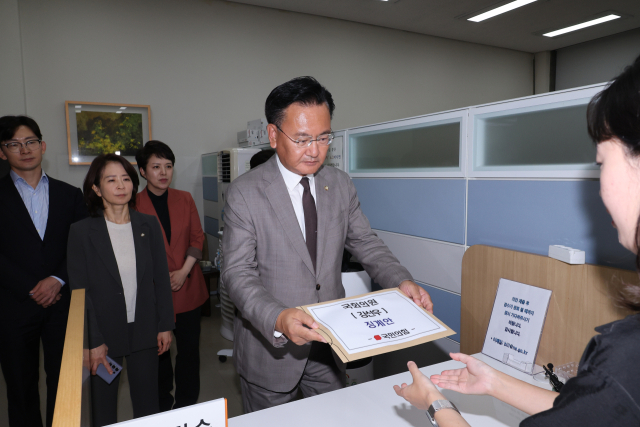 국민의힘 유상범 원내수석부대표가 24일 서울 여의도 국회 의안과에 국회의원 강선우 징계요구안을 제출하고 있다. 연합뉴스