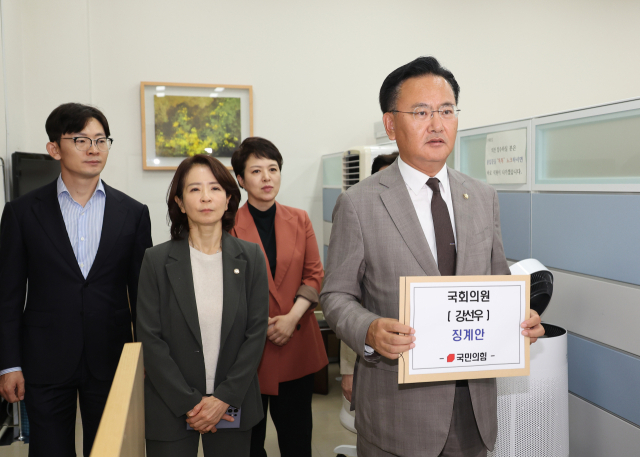 국민의힘 유상범 원내수석부대표가 24일 서울 여의도 국회 의안과에 국회의원 강선우 징계요구안을 제출하고 있다. 연합뉴스