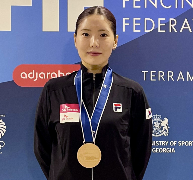 2025 세계선수권대회 여자 에페 개인전에서 동메달을 목에 건 송세라. 대한펜싱협회 제공