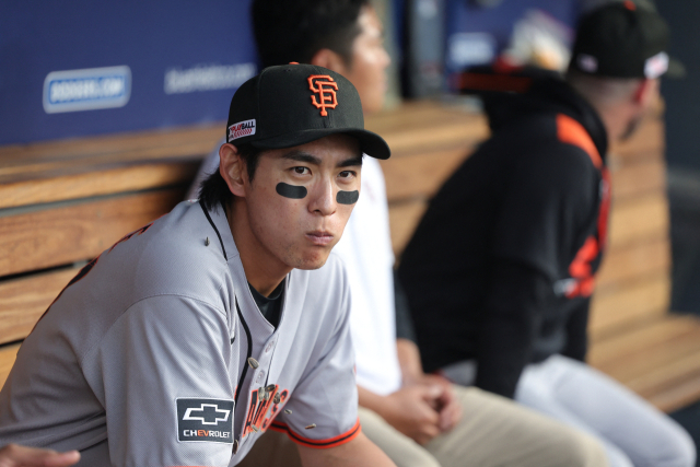 샌프란시스코 자이언츠 이정후가 24일(한국 시간) 덕아웃에서 2025 미프로야구 메이저리그 애틀랜타 브레이브스전을 지켜보고 있다. EPA연합뉴스