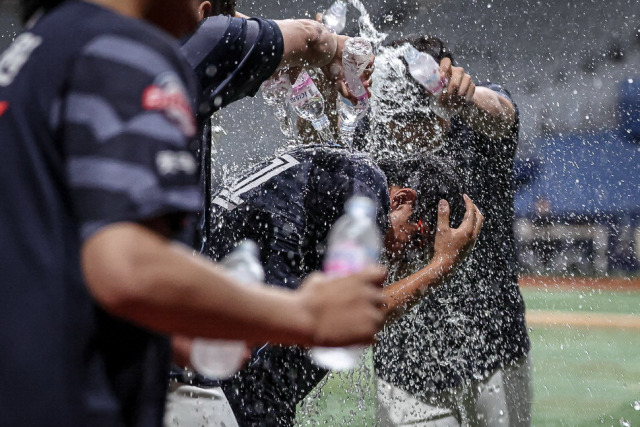 롯데 선수들이 시즌 10승째를 따낸 박세웅에게 물을 끼얹어 축하하는 모습. 롯데 자이언츠 제공