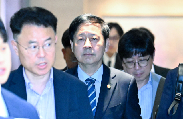 구윤철 부총리 겸 기재부 장관이 24일 인천공항에서 굳은 표정으로 되돌아 나오고 있다. 연합뉴스