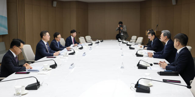 박일준 대한상의 상근부회장 및 경제8단체 부회장들이 24일 서울 중구 대한상의회관에서 상법개정 관련 간담회를 하고 있다. 연합뉴스