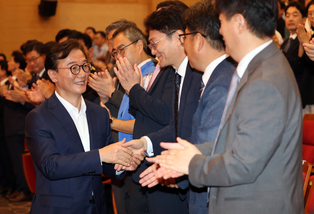 전재수 해양수산부 장관이 24일 정부세종청사 대강당에서 열린 취임식에 참석해 직원들과 인사하고 있다. 연합뉴스