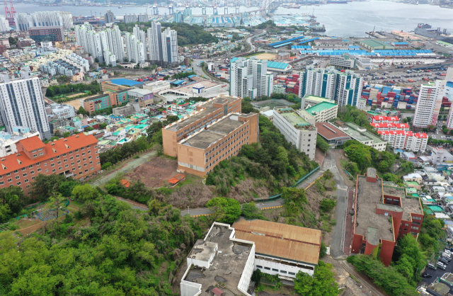 해양수산부 부산 이전이 확정되면서 임직원들을 위한 주택 특별 공급 제도에도 관심이 쏠린다. 상징성이나 접근성 등을 고려할 때 특공 대상이 될 가능성이 높은 우암동 옛 부산외대 부지. 부산일보DB