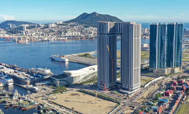 검찰이 부산 북항 재개발사업 D-3 블록 관련 비리 혐의로 15명을 기소했다. 사진은 D-3 블록 일대 모습으로, 해당 부지에 완공을 앞둔 생활형 숙박시설이 보인다. 김종진 기자 kjj1761@