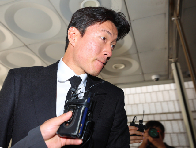 불법 촬영 혐의로 1심에서 징역 1년에 집행유예 2년을 선고받은 축구선수 황의조가 올해 6월 19일 서울 서초구 서울고등법원에서 열린 2심 첫 공판에 출석하고 있다. 연합뉴스