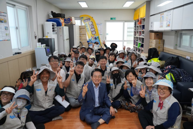 24일 해운대 해수욕장 근로자 쉼터에서 열린 ‘폭염 대비 물품 지원식’에서 안병길 한국해양진흥공사 사장(가운데)과 환경근로자들이 냉각조끼(쿨링조끼) 전달을 기념하며 촬영을 하고 있다. 해진공 제공