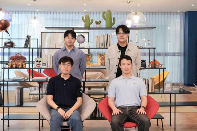 좌측 하단부터 반시계 방향) 주경돈 교수, 조경수 연구원(제1저자), 순동현 연구원, 강창우 연구원. UNIST 제공