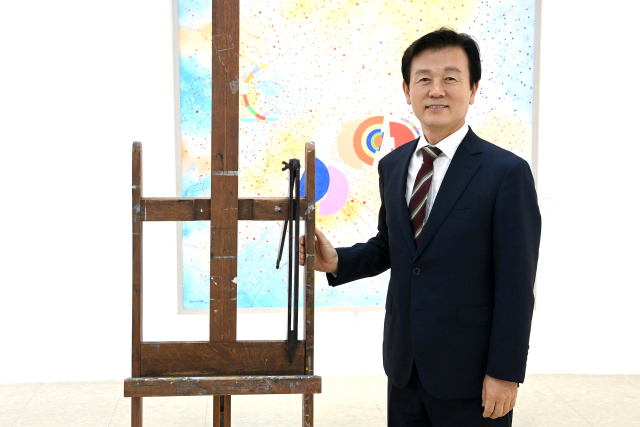 조규일 진주시장이 故 이성자 화백 유품인 이젤을 소개하고 있다. 진주시 제공