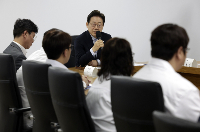 이재명 대통령이 25일 경기 시흥시 SPC 삼립 시화공장에서 열린 산업재해 근절 현장 노사간담회에서 발언하고 있다. 연합뉴스
