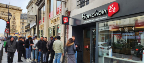 본촌치킨 해외 매장에 손님들이 길게 줄을 서 있다. 본촌치킨 홈페이지