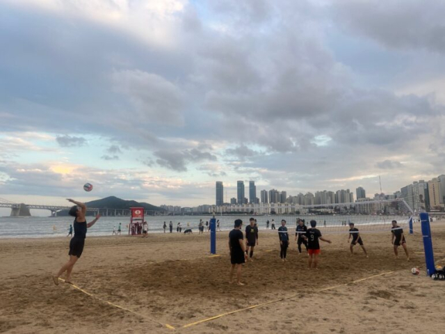 광안리 해수욕장에서 시민들이 비치발리볼을 하는 모습. 사진은 기사 본문 내용과 상관 없음. 부산일보DB