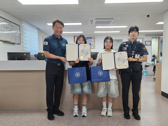 부산 부산진경찰서는 지난 24일 장수아(13·왼쪽) 양과 장지아(11·오른쪽) 양에게 감사장을 수여했다. 부산진경찰서 제공