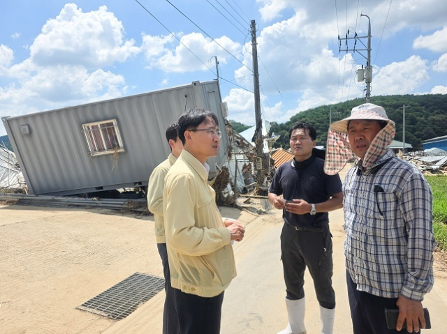 임광현 국세청장(왼쪽)이 폭우로 인해 큰 피해를 당한 경남 산청을 찾아 법인 대표들을 만나 “복구에만 전념하도록 최대한 세정지원을 하겠다”고 약속했다. 국세청 제공