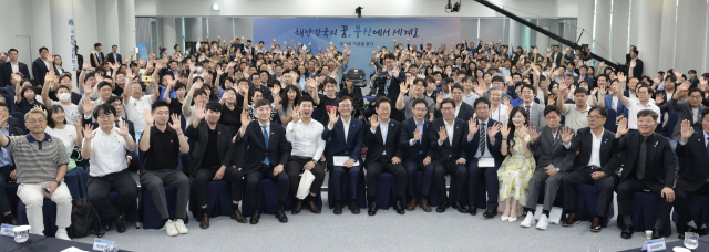 이재명 대통령이 25일 부산 부경대에서 열린 타운홀미팅 '부산의 마음을 듣다' 간담회를 마치며 참석자들과 기념촬영을 하고 있다. 정대현 기자 jhyun@