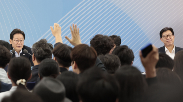 이재명(왼쪽) 대통령과 박형준 부산시장이 25일 부산 부경대에서 열린 타운홀미팅 '부산의 마음을 듣다' 간담회에서 시민들의 의견을 듣고 있다. 정대현 기자 jhyun@